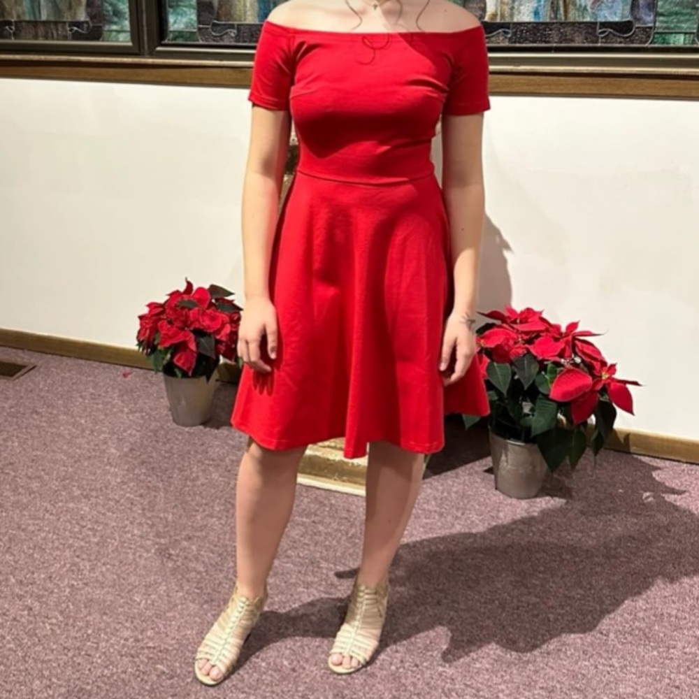 🩷Sarin Mathews off the shoulder figure flattering dress!! - Picture 2 of 5